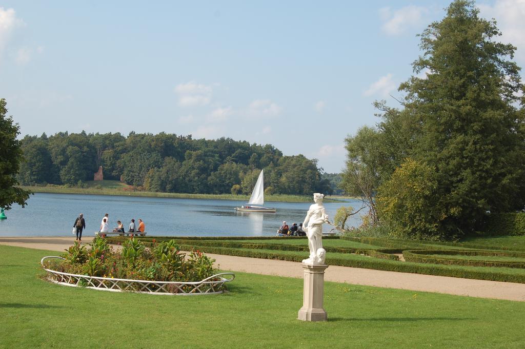 Schloss-Und Seeblick Apartment Rheinsberg Bagian luar foto