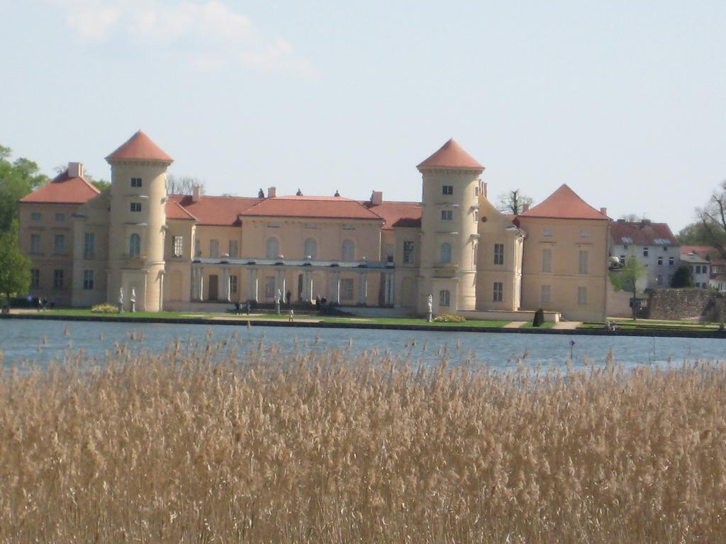 Schloss-Und Seeblick Apartment Rheinsberg Bagian luar foto