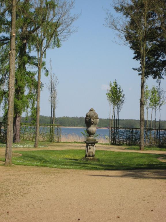 Schloss-Und Seeblick Apartment Rheinsberg Bagian luar foto